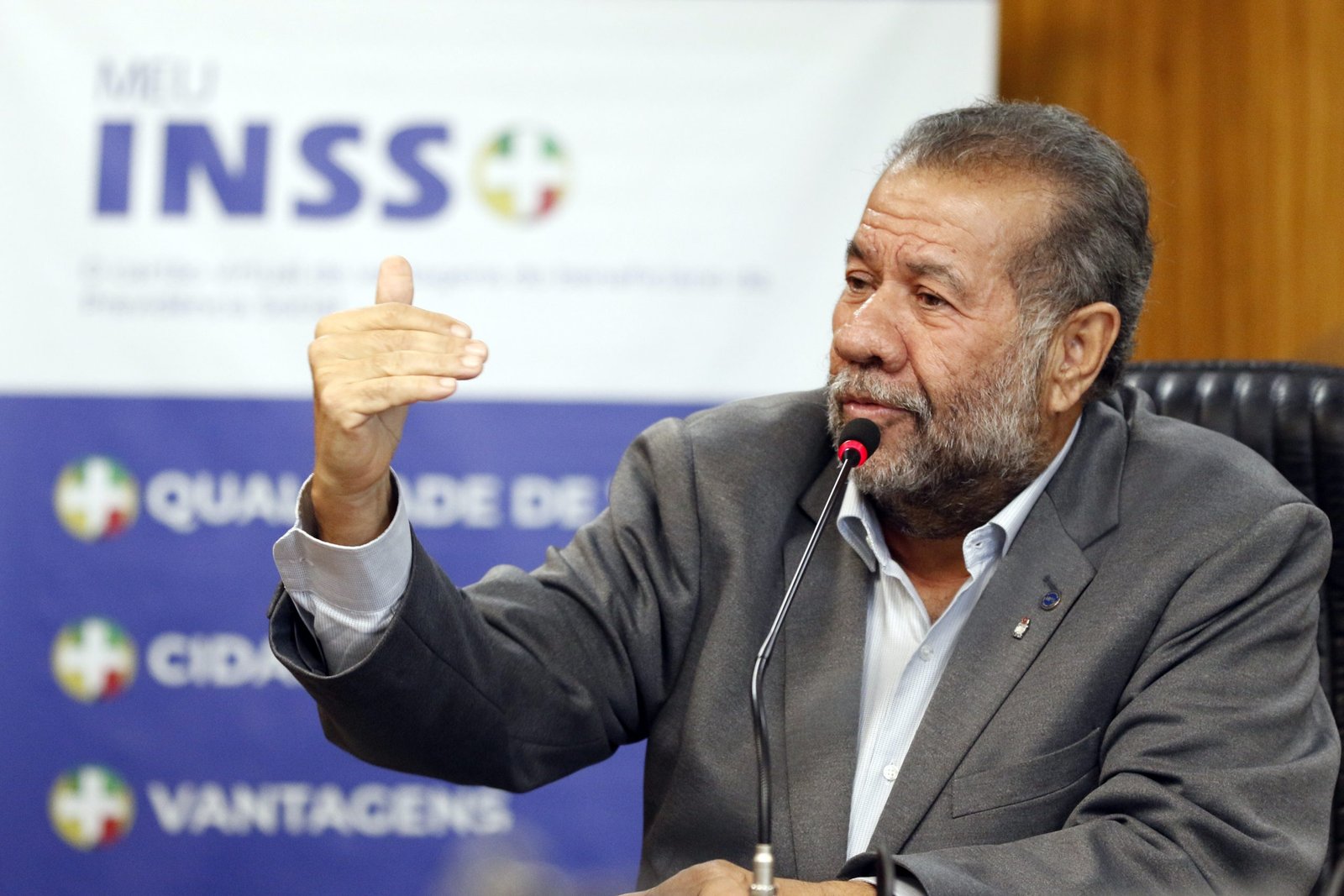 Carlos Lupi nega omissão em esquema de descontos no INSS - MUSSICOM