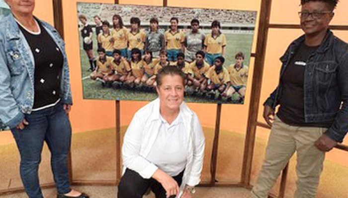 1782568485_sem_censura_da_tv_brasil_recebe_pioneiras_do_futebol_feminino_a_um_ano_da_copa_do_mundo_da_modalidad.jpeg