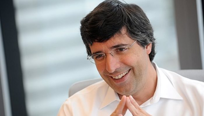 512px-Andre_Esteves_Entrevista.jpg