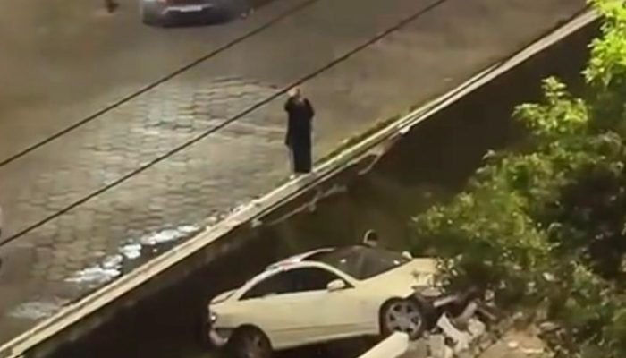 CARRO-NO-CANAL-GUARUJA.jpeg