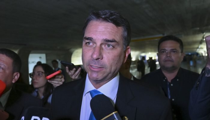 Flavio-Bolsonaro-no-Senado-1.jpg