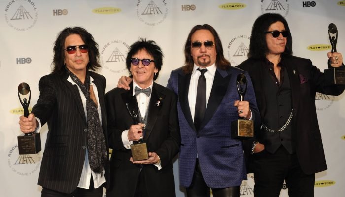 Gene-Simmons-Kiss-se-despedem-de-Ace-Frehley-em-cerimonia-funebre-privada-foto-Bobby-Bank-Getty-Imag.jpeg
