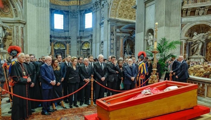 Lula-Janja-e-outros-politicos-presentes-no-funeral-do-papa-Francisco.jpg