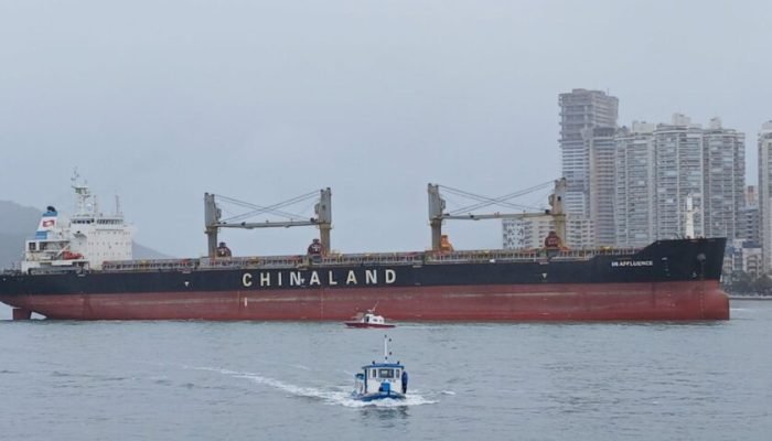 NAVIO-PARADO-SANTOS-1.jpg