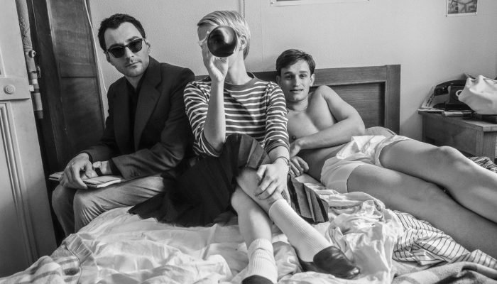Nouvelle-Vague-apresenta-os-bastidores-de-Acossado-em-exercicio-cinefilo-divertido-e-agradavel.jpg