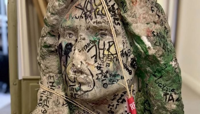 O-busto-do-tumulo-de-Jim-Morrison-foi-encontrado.-O-misterio-de-seu-desaparecimento-continua.jpg