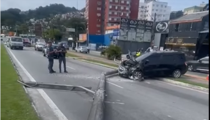 POSTE-CAI-EM-CARRO.png