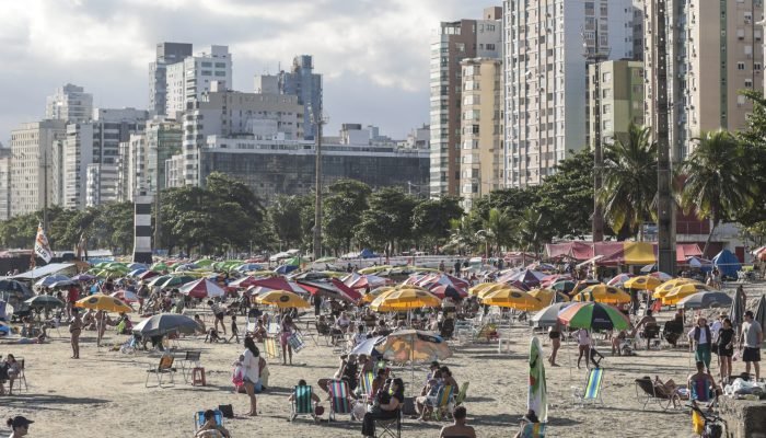 Praias-lotadas-4-Fernando-Yokota.JPG.jpeg