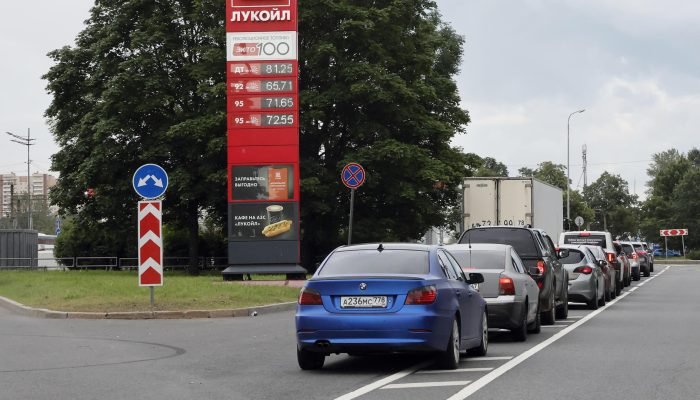 St.-Petersburg-fila-de-carros-posto-gasolina-EFE-Anatoly-Maltsev.jpg