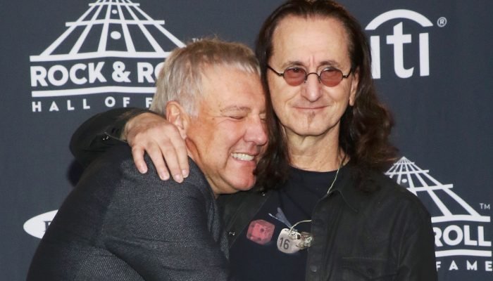 alex-lifeson-geddy-lee-rush-foto-jim-spellman-wireimage-rock-and-roll-hall-of-fame-666087652.jpg