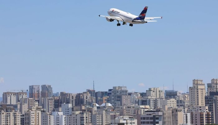 aviao-latam-decolando-congonhas-alta-passagens-aereas.jpg