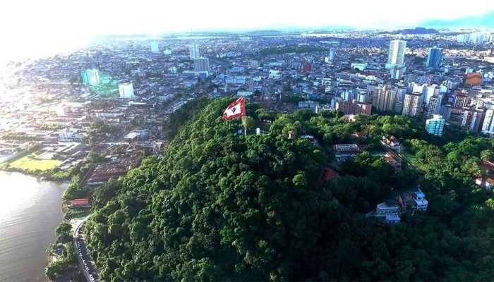 bandeira-de-sao-vicente-e-a-maior-do-brasil-e-tem-tamanho-de-mansao