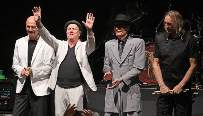 beat-2024-banda-adrian-belew-foto-stephen-j-cohen-getty-images_widelg.jpg