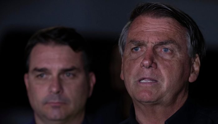 bolsonaro-com-flavio-foto-joedson-alves-efe-1.jpg