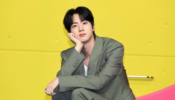 bts-jin-anuncia-primeira-turne-mundial-da-carreira-solo-confira-2210331010_nj181357010_widelg.jpg