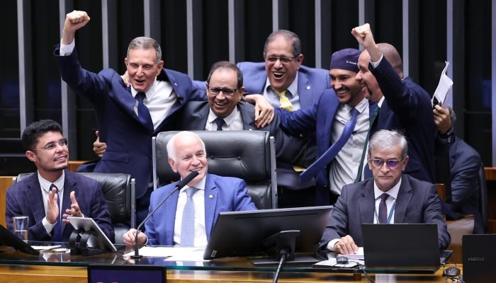 camara-pec-igrejas-impostos.jpg