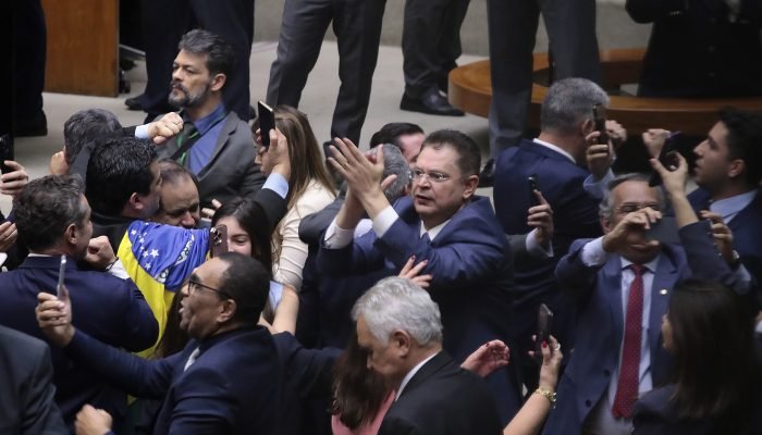 como-votou-urgencia-anistia.jpg