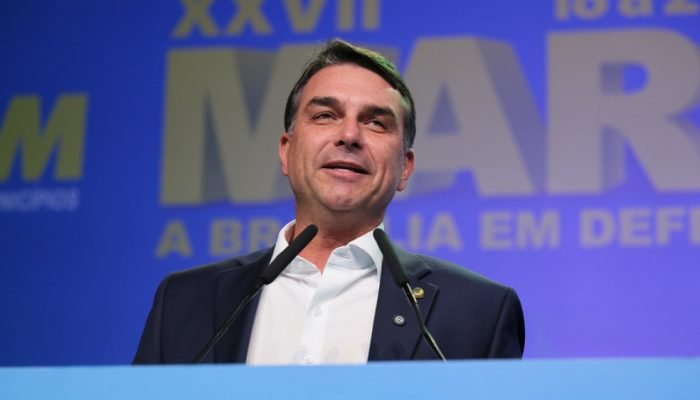 flavio-bolsonaro-marcha-dos-prefeitos-2026-foto-robson-cesco-cnm.jpg