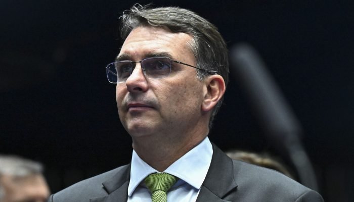 flavio-bolsonaro-vorcaro-direita.jpg
