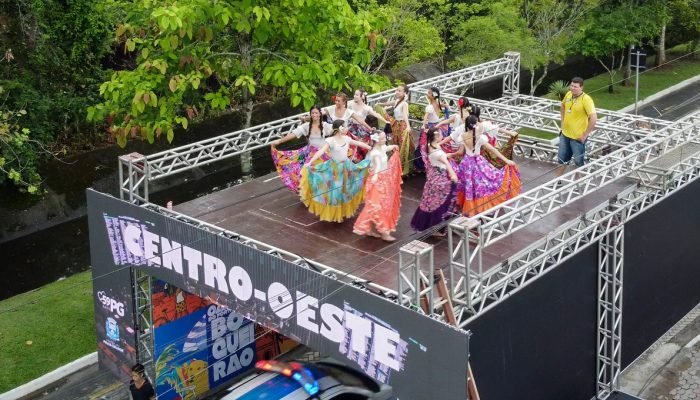 foto-a-8-edicao-do-evento-coloriu-de-amarelo-as-ruas-da-cidade.jpg