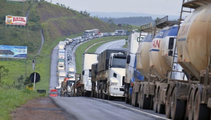 greve-caminhoneiros-agencia-barsil-1.jpg