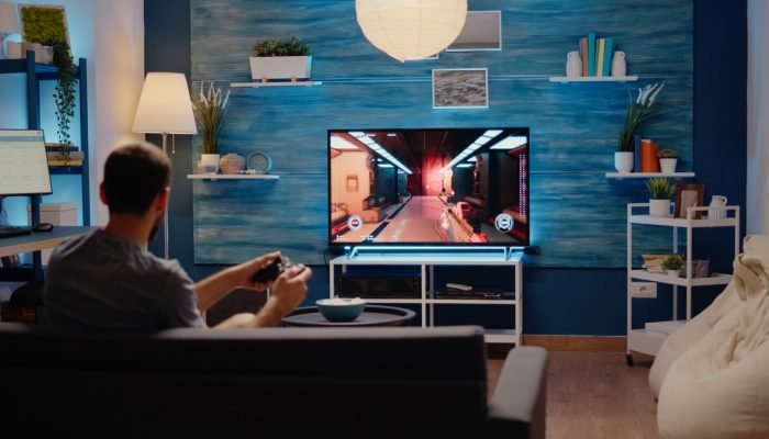 homem-caucasiano-jogando-acao-no-console-da-tv.jpg