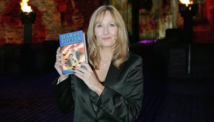 j-k-rowling-harry-potter-e-por-que-nao-deveriamos-separar-criador-e-criatura-53243561_widelg.jpg