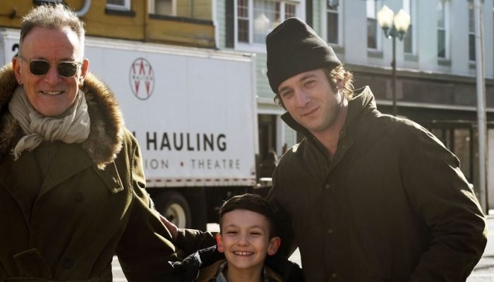 jeremy-allen-white-e-bruce-springsteen_widelg.jpg