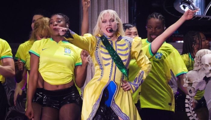 lady-gaga-declara-o-seu-amor-ao-brasil-e-faz-o-mundo-de-testemunha-foto-brazil-news-2_widelg.jpg