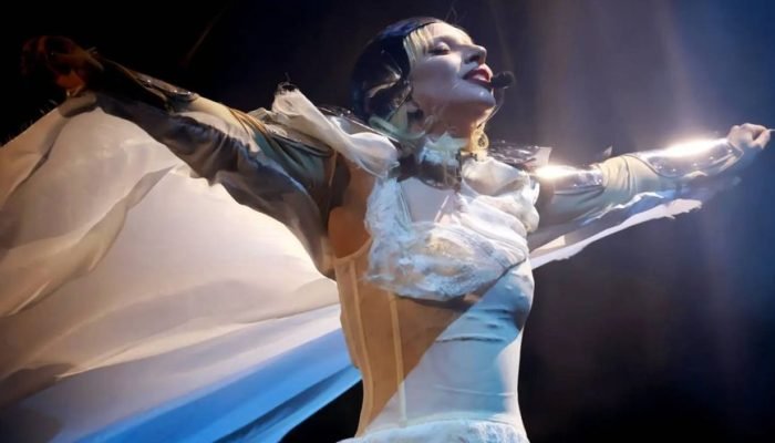 lady-gaga-prova-por-que-e-um-icone-pop-de-uma-geracao-durante-show-no-coachella_widelg.jpg