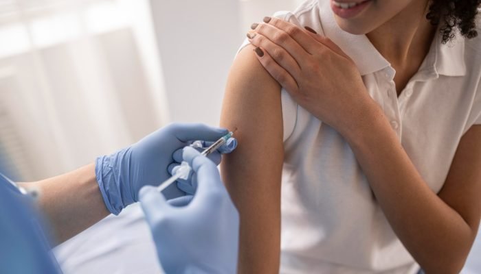 medico-vacinando-um-paciente-em-uma-clinica.jpg