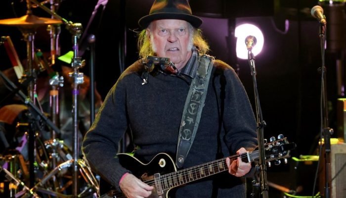 neil-young-gettyimages-2212328509_widelg.jpg