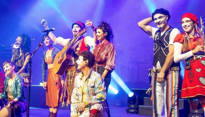 o-teatro-magico-reune-formacao-original-apos-10-anos-teve-abraco-e-perdao_nu175145823_widelg.jpg