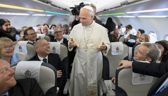 papa-leao-xiv-jornalistas-voo-madri.jpg