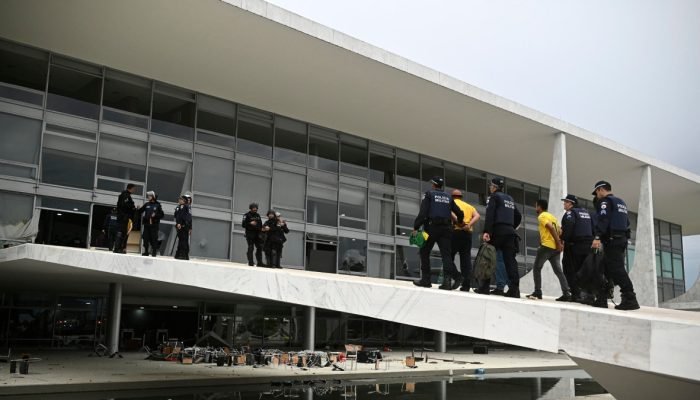 protesto-brasilia-pm-prende-palacio-planalto-foto-andre-borges-efe.jpg
