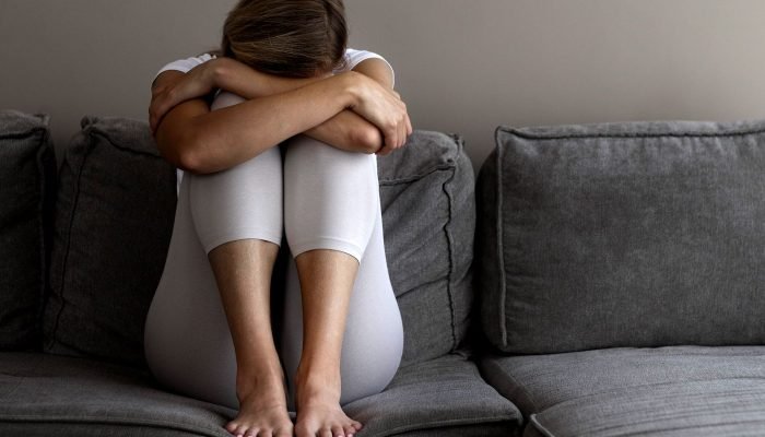 r-sentada-no-sofa_0.jpg