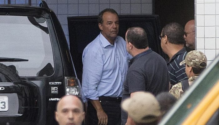 sergio-cabral-prisao-2016-foto-marcelo-sayao-efe-arquivo.jpg
