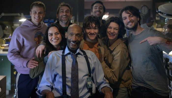 tony-todd-sentado-no-centro-falou-sobre-a-propria-morte-em-sua-cena-final-diz-diretor-de-premonicao.jpeg