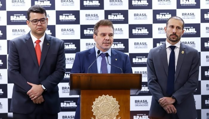 wellington-cesar-lima-com-chico-lucas-e-murad-pf-foto-tom-costa-mjsp.jpg