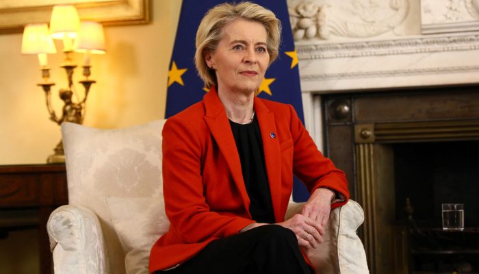 2025-04-24T152845Z_65329664_RC2F4EA34J07_RTRMADP_3_BRITAIN-EU-STARMER-VON-DER-LEYEN.jpg
