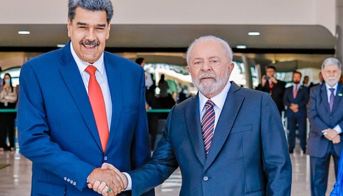 A-esqueda-Nicolas-Maduro-a-direita-Lula-ao-fundo-Celso-Amorim.jpg