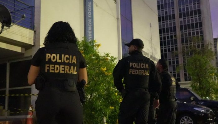 Agentes-da-Policia-Federal-PF-em-frente-a-predio-do-INSS.jpeg Agentes-da-Policia-Federal-PF-em-frente-a-predio-do-INSS.jpeg