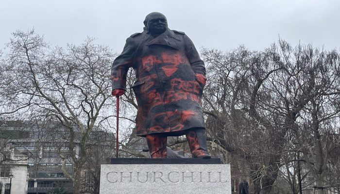 Churchill-estatua-inglaterra-1.jpg