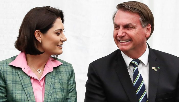 Ex-presidente-Jair-Bolsonaro-ao-lado-da-mulher-Michelle-Bolsonaro.jpg