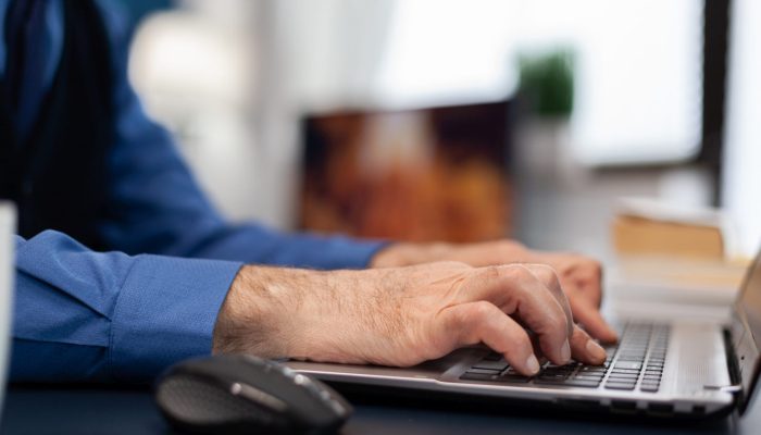 Homem-digitando-1.jpg