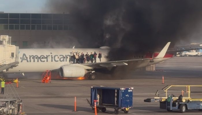 Passageiros-na-asa-do-aviao-que-pega-fogo-no-Aeroporto-Internacional-de-Denver-nos-EUA.jpg