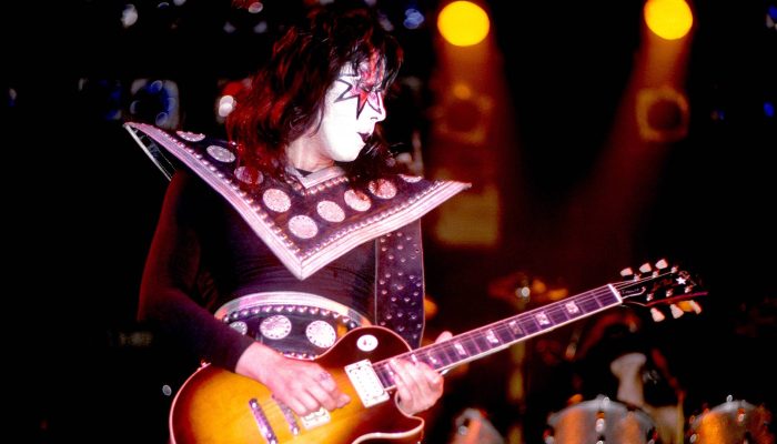 ace-frehley-kiss-1975-foto-Ron-Pownall-Getty-Images-2241631678.jpg