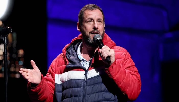 adam-sandler-ator-2025-foto-jamie-mccarthy-getty-images-for-night-of-too-many-stars_widelg.jpg