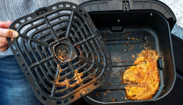 air-fryer-mistakes-dirty-2021-04-1623170685-1623170685-copiar.jpg