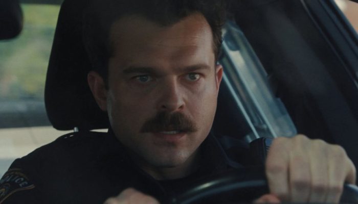 ator-nao-queria-fazer-policial-com-bigode-em-a-hora-do-mal-e-um-cliche-total_widelg.jpg ator-nao-queria-fazer-policial-com-bigode-em-a-hora-do-mal-e-um-cliche-total_widelg.jpg